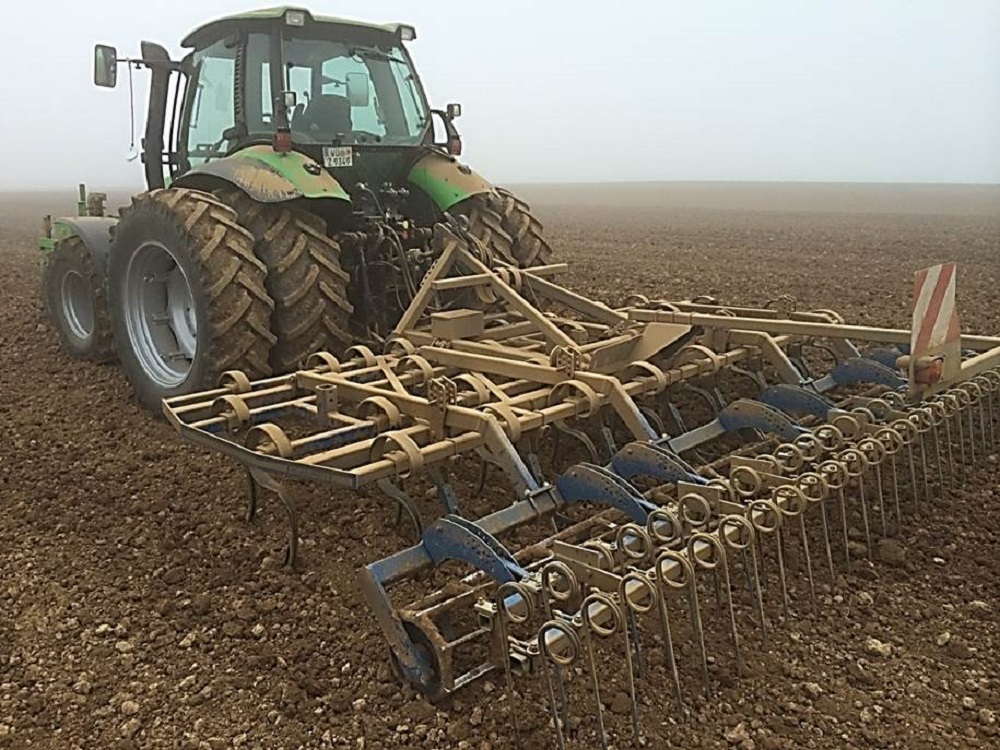 Flachgrubber 5 m mit Doppelstriegel zur mechanischen Baikrautregulierung und zur Förderung der Bodenerwärmung. Foto Unsleber